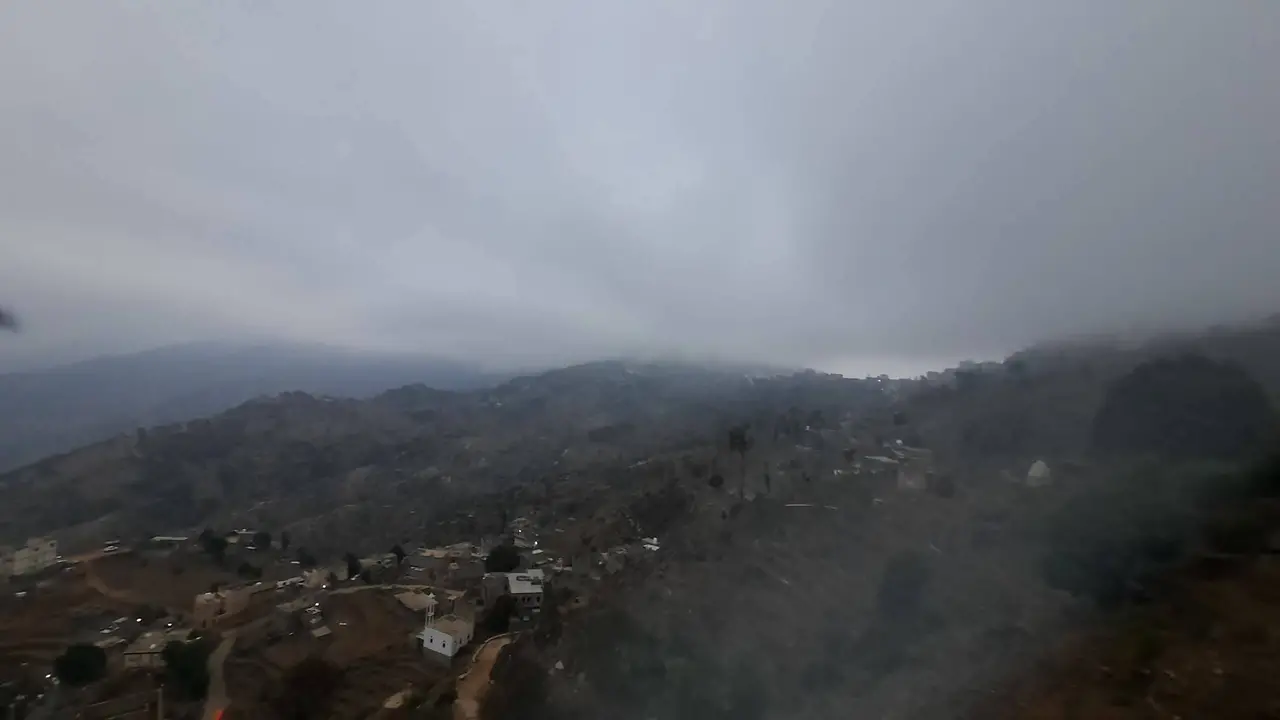 الأرصاد اليمني يحذر من أمطار متفرقة وضباب كثيف خلال الساعات القادمة